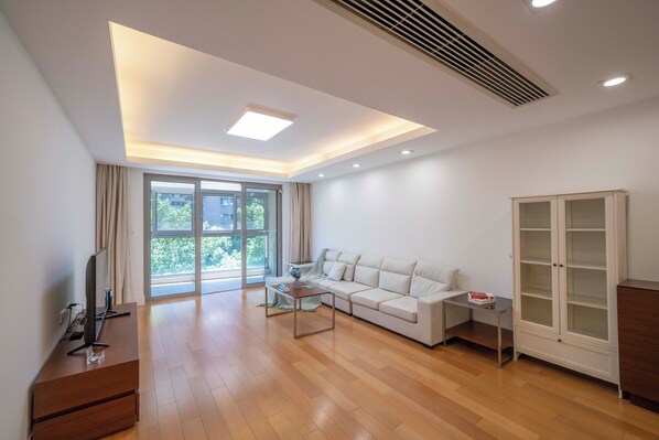 Superior-huoneisto, 3 makuuhuonetta, parveke, kaupunkinäköala | Olohuone | Älytelevisio