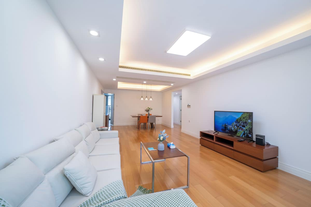 Superior Apartment, 3 Bedrooms, Balcony, City View | Living room | Smart TV