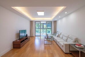Superior Apartment, 3 Bedrooms, Balcony, City View | Living room | Smart TV - Tyms Cozy 3BR 2BA Escape Yongxin Century (Shanghai)