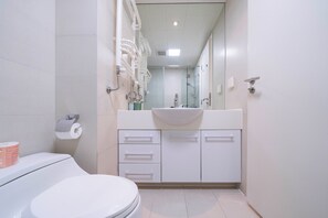 Superior-huoneisto, 3 makuuhuonetta, parveke, kaupunkinäköala | Kylpyhuone | Tohvelit