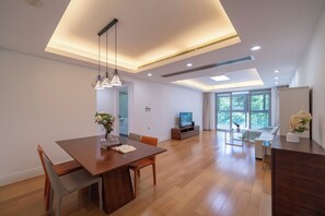 Superior Apartment, 3 Bedrooms, Balcony, City View | Living room | Smart TV