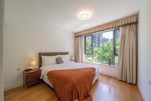 Superior-huoneisto, 3 makuuhuonetta, parveke, kaupunkinäköala | Silitysrauta/-lauta, ilmainen Wi-Fi