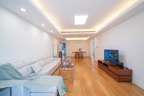 Superior Apartment, 3 Bedrooms, Balcony, City View | Living room | Smart TV - Tyms Cozy 3BR 2BA Escape Yongxin Century (Shanghai)