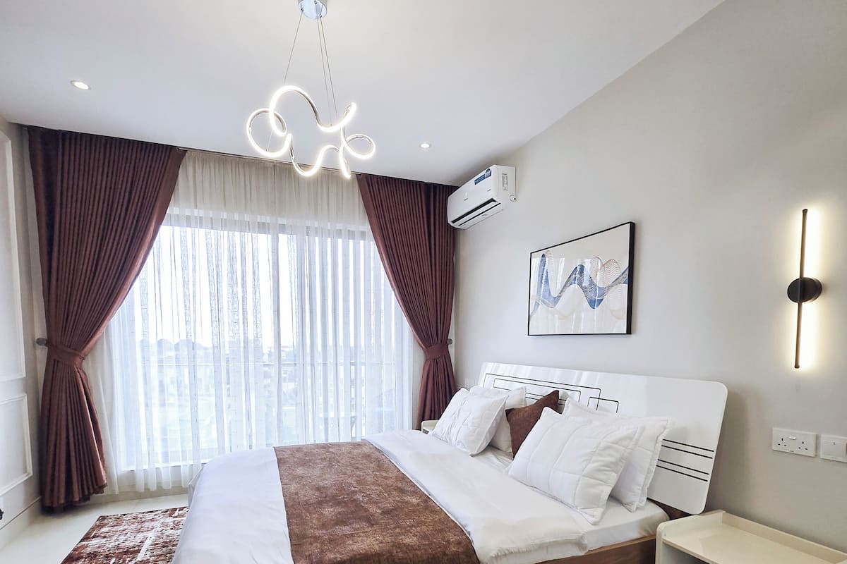 Apartamento, sacada, vista para a piscina | Escrivaninha, espaço de trabalho para notebook