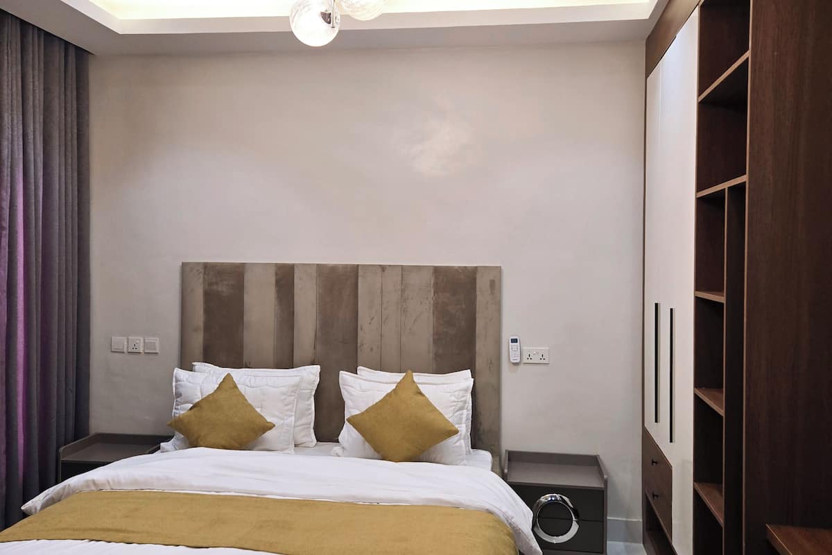 Apartamento, no canto | Escrivaninha, espaço de trabalho para notebook