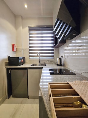 Apartamento, no canto | Cozinha americana privada | Micro-ondas, fogão, cooktop, talheres/pratos/utensílios de cozinha