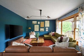 Télévision, baby-foot, espaces bureaux