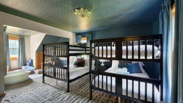 6 bedrooms, desk, iron/ironing board, WiFi