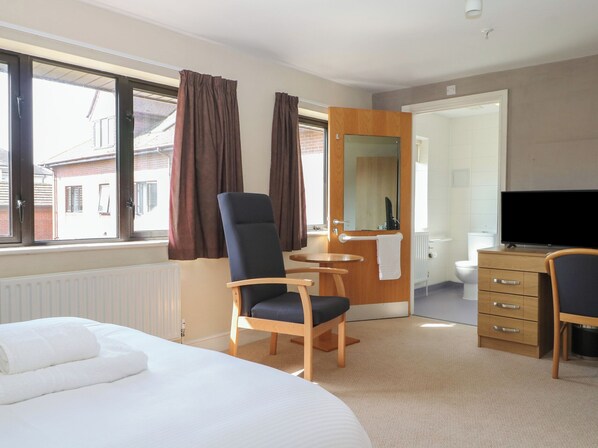 1 Schlafzimmer, individuell dekoriert, individuell eingerichtet