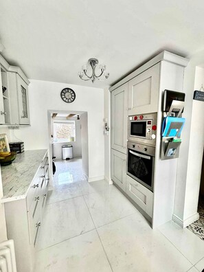 Fridge, microwave, oven, dishwasher - Cozy house in the heart of Macroom, Ireland (Macroom)