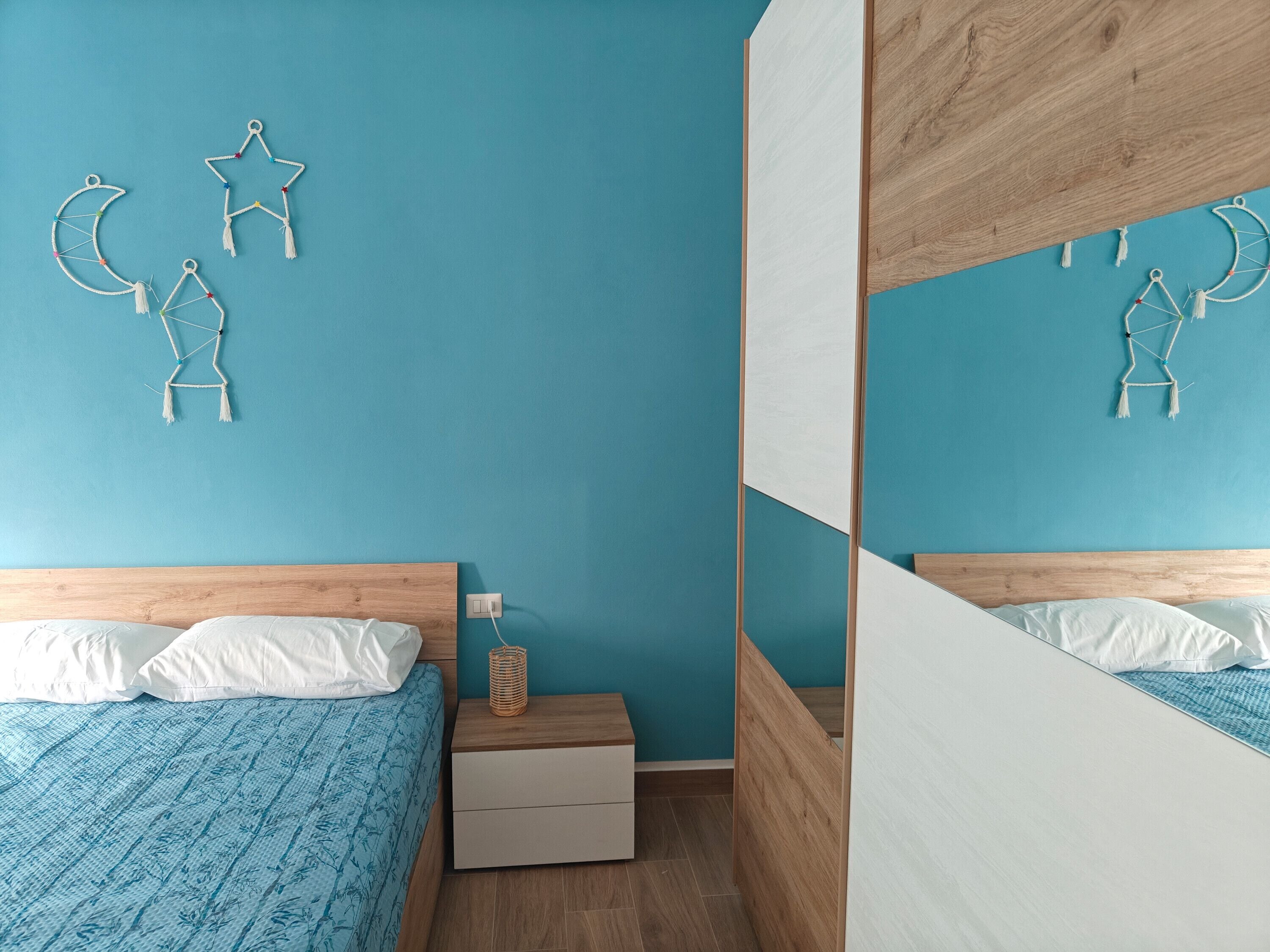 2 bedrooms, desk, WiFi, bed sheets