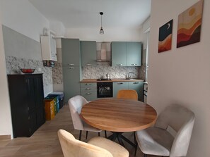 Fridge, oven, stovetop, dishwasher