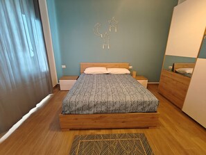 2 bedrooms, desk, WiFi, bed sheets