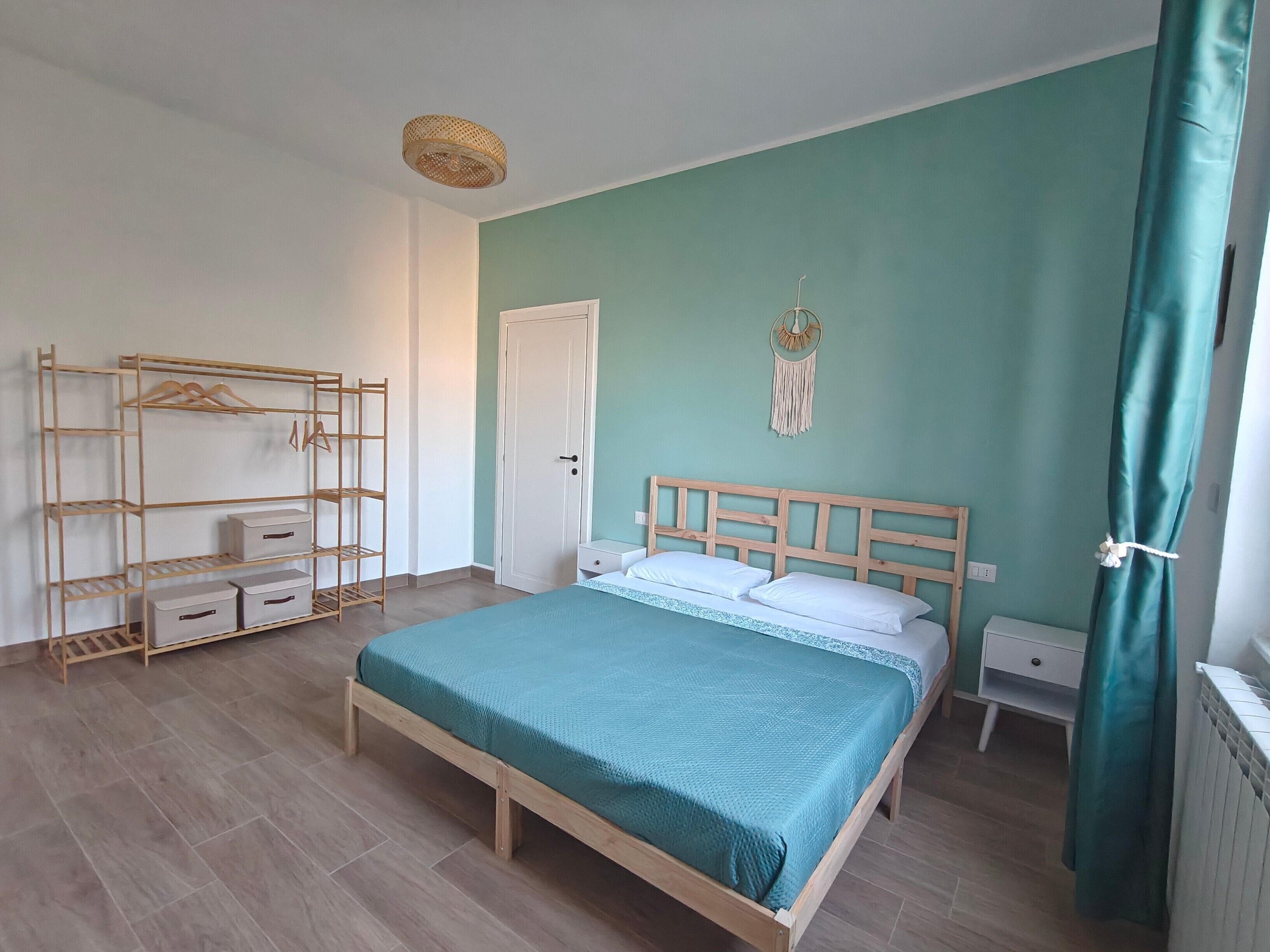 2 bedrooms, desk, WiFi, bed sheets