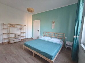 2 makuuhuonetta, työpöytä, Wi-Fi, vuodevaatteet