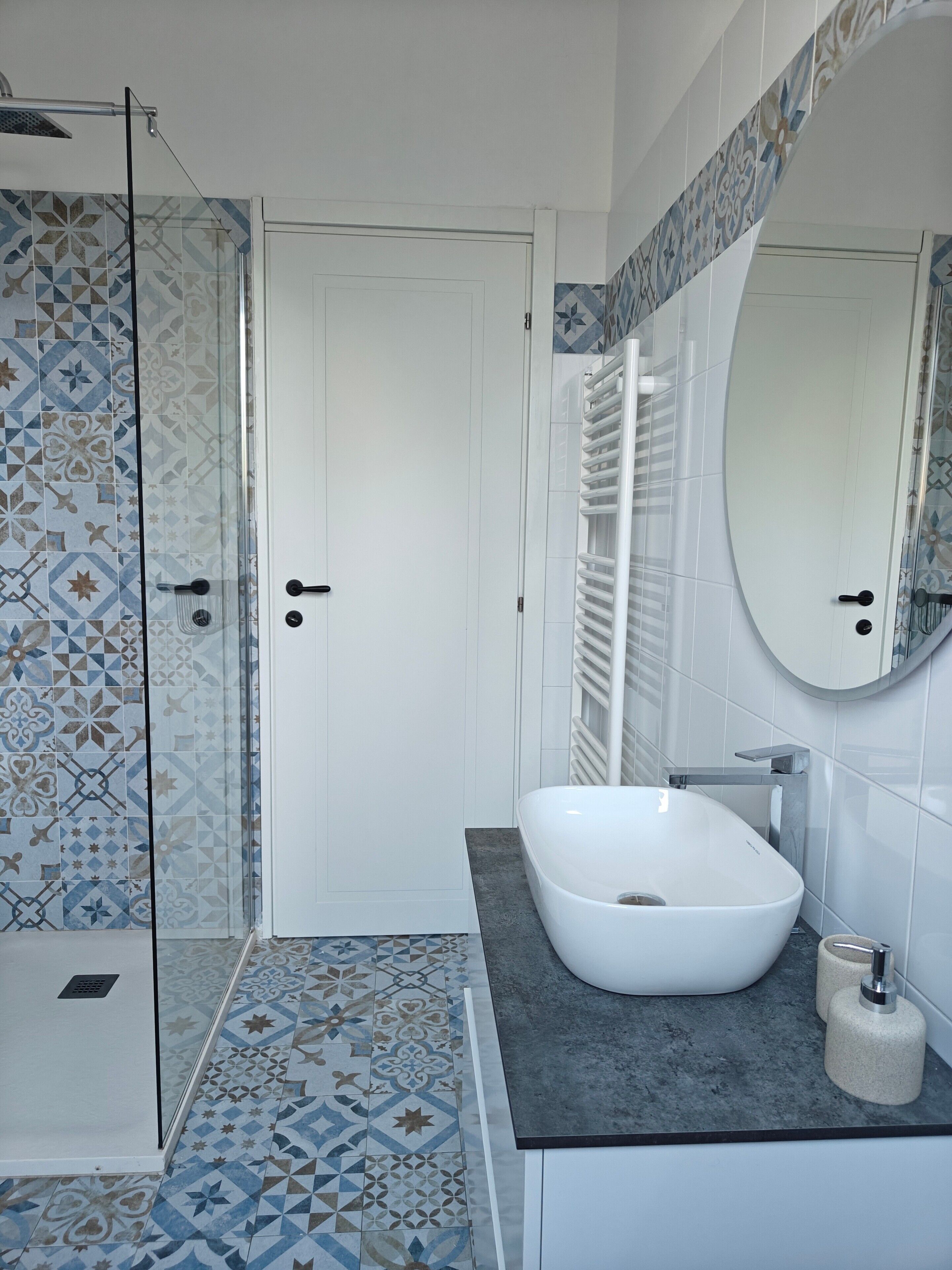 Shower, free toiletries, towels