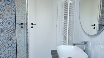 Shower, free toiletries, towels