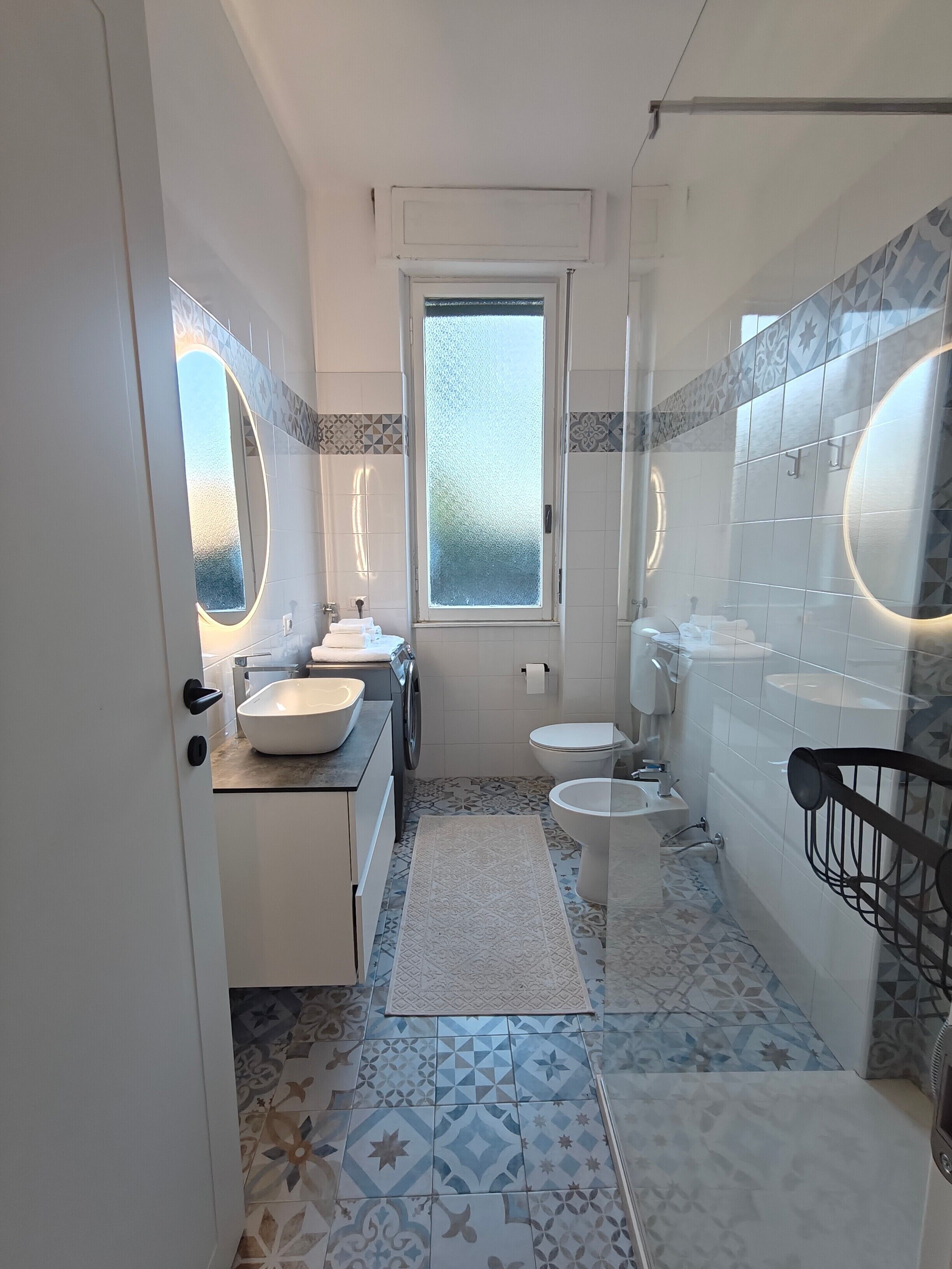 Dusche, kostenlose Toilettenartikel, Handtücher