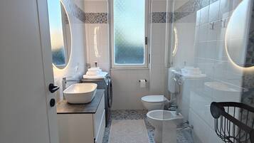 Dusche, kostenlose Toilettenartikel, Handtücher