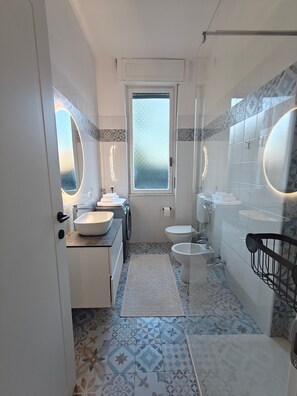 Shower, free toiletries, towels