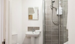 Hair dryer, towels - Wakefield Hideaway – 2BR Comfort for 4 (Wakefield)