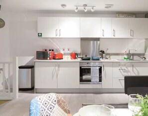 Fridge, oven, stovetop, toaster - Wakefield Hideaway – 2BR Comfort for 4 (Wakefield)