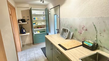 Een koelkast, een oven, een koffiezetapparaat/waterkoker