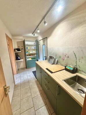 Fridge, oven, coffee/tea maker, toaster - Holiday Home Small but Nice (Gottmadingen)