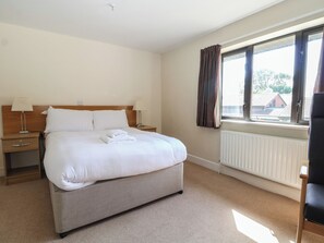 1 bedroom, individually decorated, individually furnished, free WiFi - Sunset Quarters at Marine Court (Littlehampton)