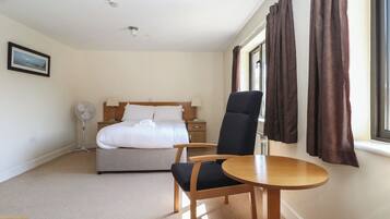 1 quarto, individualmente decorados, individualmente mobiliados