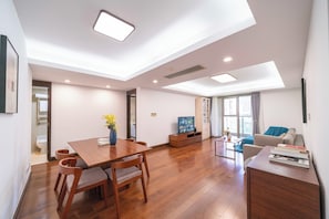 Superior Apartment, 3 Bedrooms, Balcony, City View | Living room | Smart TV