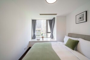Apartamento superior, 3 quartos, sacada, vista para a cidade | Ferros/tábuas de passar roupa, Wi-Fi de cortesia