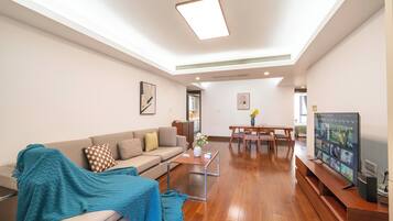Superior Apartment, 3 Bedrooms, Balcony, City View | Living room | Smart TV