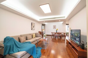 Appartement supérieur, 3 chambres, balcon, vue sur la ville | Salle de séjour | Téléviseur connecté