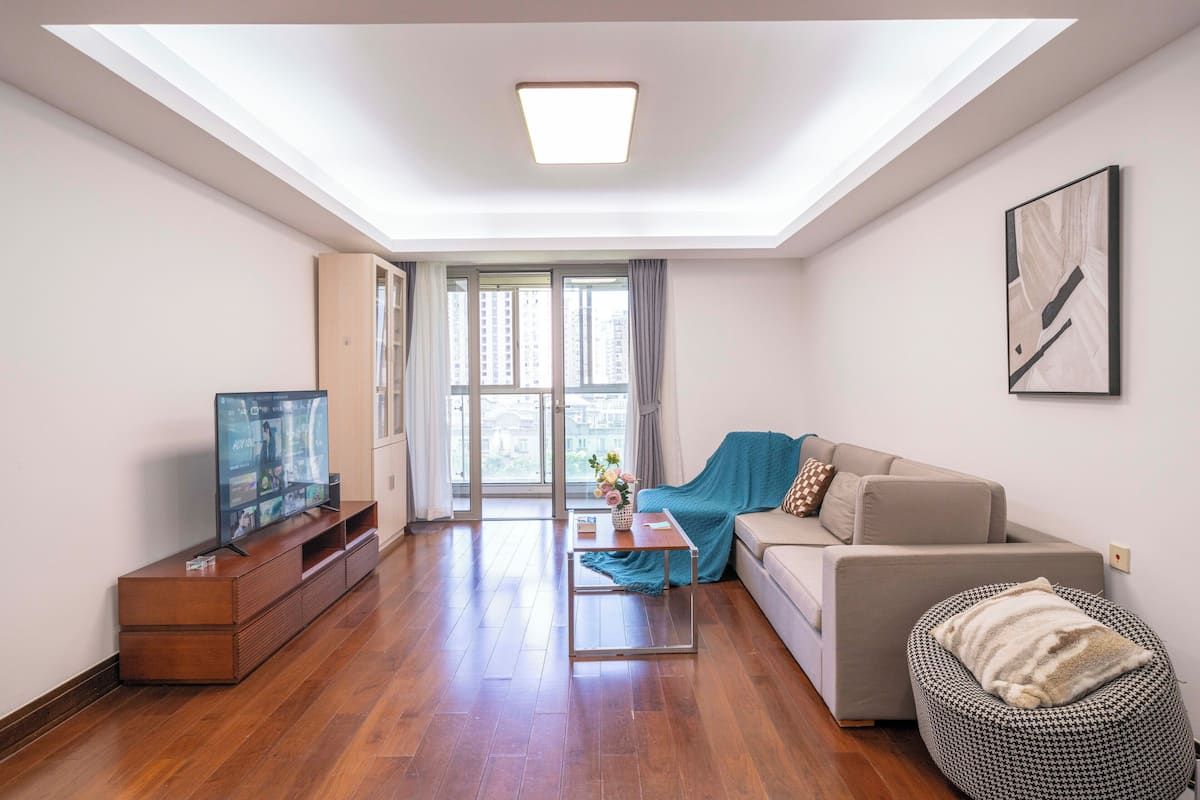 Superior Apartment, 3 Bedrooms, Balcony, City View | Living room | Smart TV
