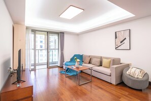 Superior Apartment, 3 Bedrooms, Balcony, City View | Living room | Smart TV