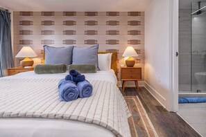 4 bedrooms, desk, iron/ironing board, travel cot