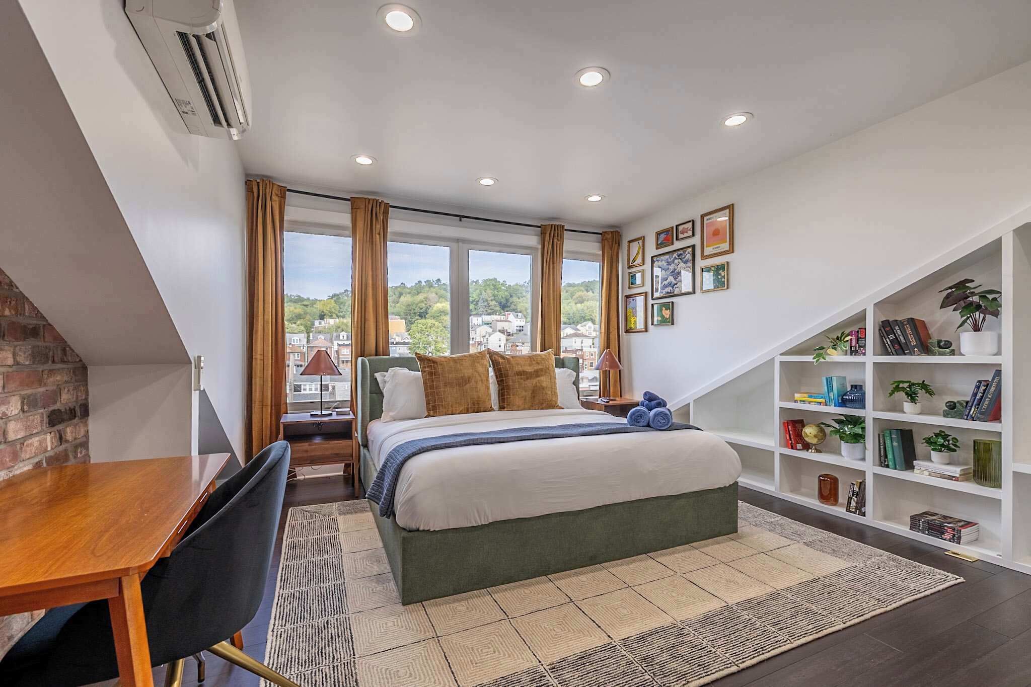 4 bedrooms, desk, iron/ironing board, travel crib