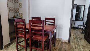 Suite, Balcony, Hill View | Ruang makan