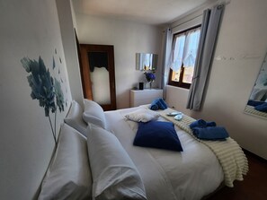 2 bedrooms, iron/ironing board, travel cot, free WiFi