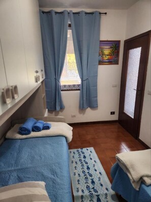 2 bedrooms, iron/ironing board, travel crib, free WiFi - Laura's House, a detached house 5 km from Varenna (Lierna)