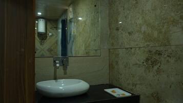 Habitación doble Deluxe | Baño | Amenidades de baño gratuitas, toallas, jabón, shampoo