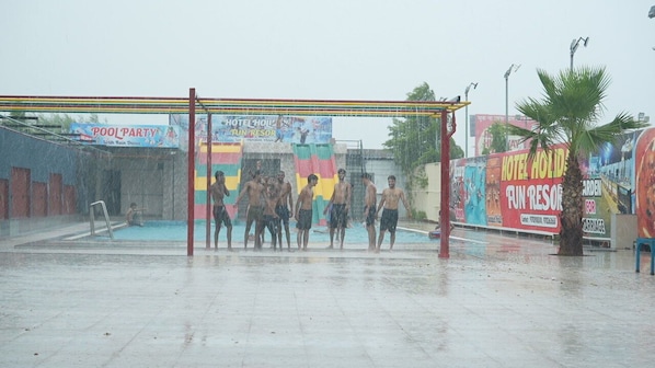 Kolam renang outdoor musiman