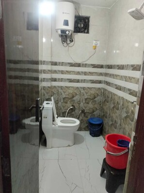Superior Room | Bathroom | Shower, free toiletries, towels, soap