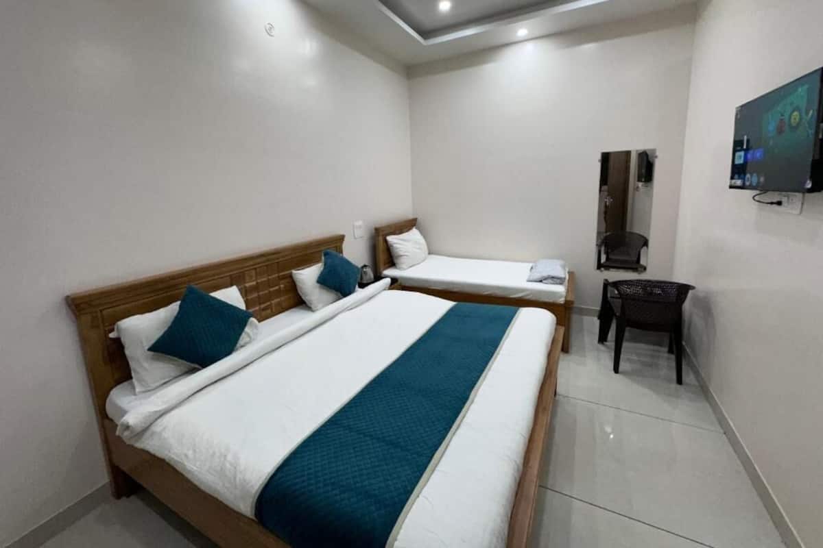 Triple Room | Rollaway beds, free WiFi, bed sheets