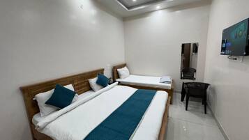 Triple Room | Rollaway beds, free WiFi, bed sheets