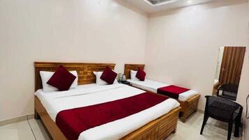 Kamar Triple | Tempat tidur lipat/tambahan, Wi-Fi gratis, dan seprai linen