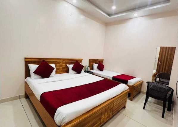 Kamar Triple | Tempat tidur lipat/tambahan, Wi-Fi gratis, dan seprai linen