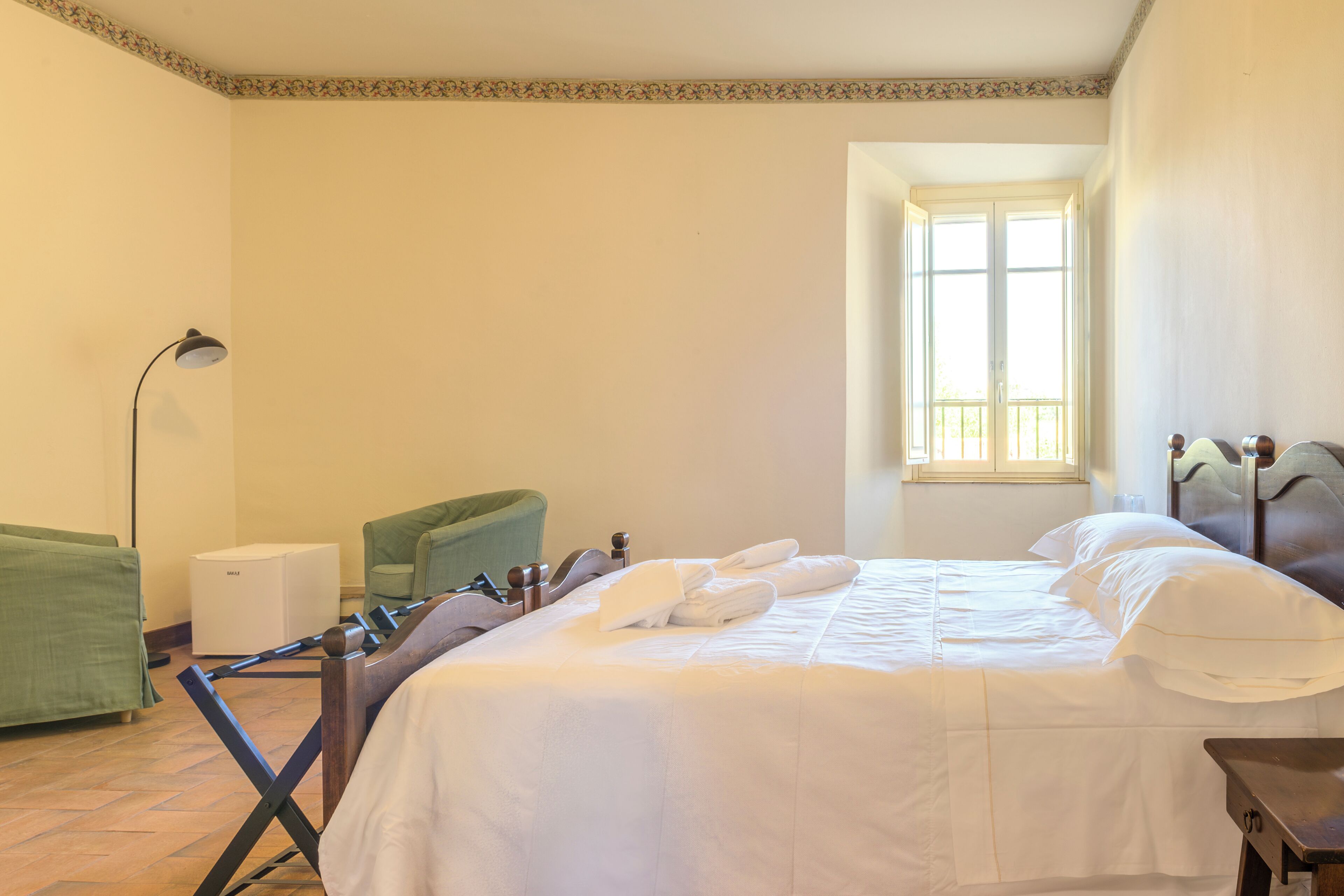 Doppia Standard | Una scrivania, Wi-Fi gratuito