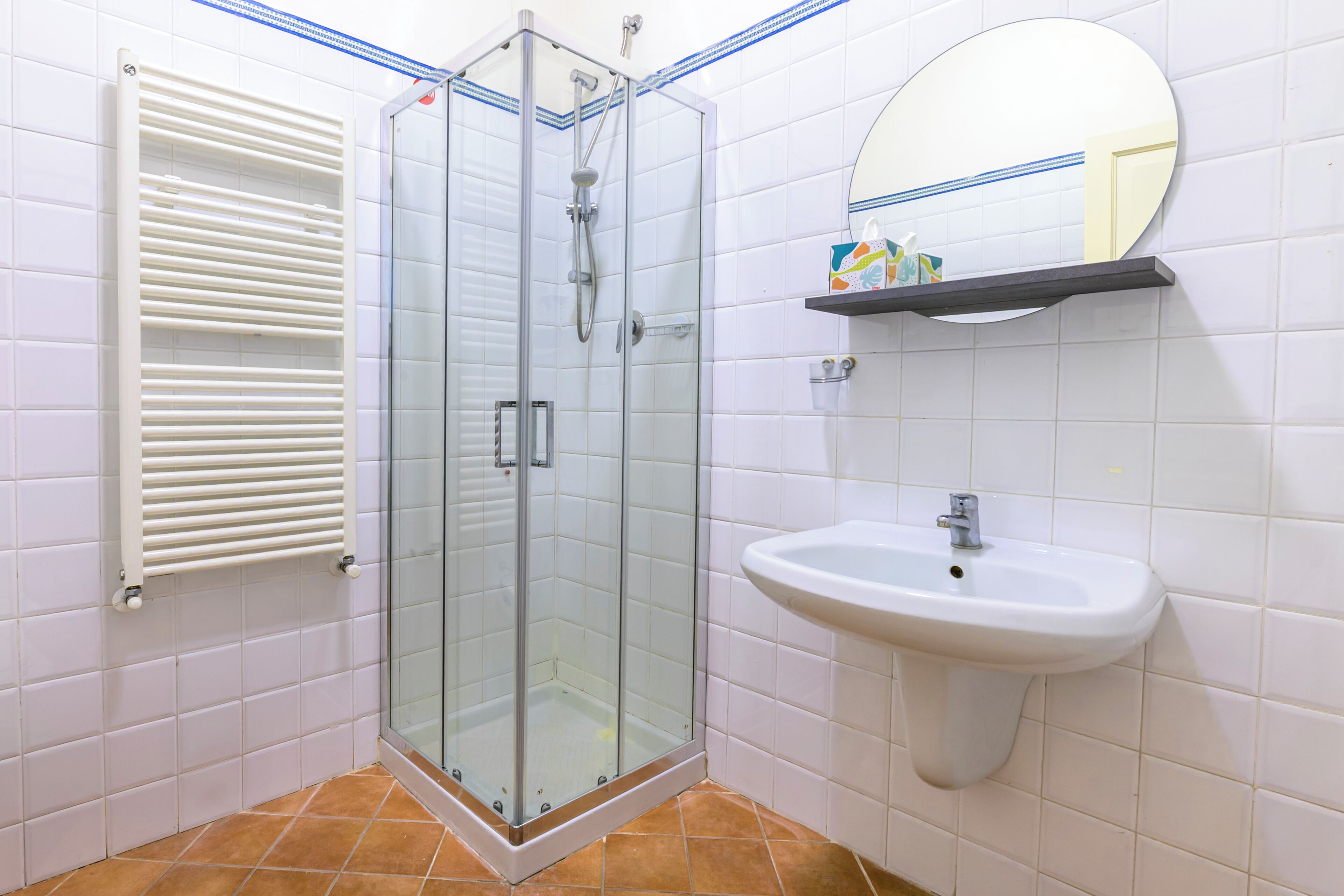 Pancuran mandi, tuala disediakan 